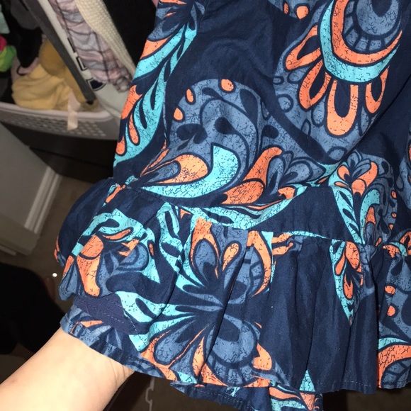 a skirt - Picture 2 of 3